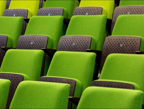 foto van stoeltjes in schouwburg CC De Steiger